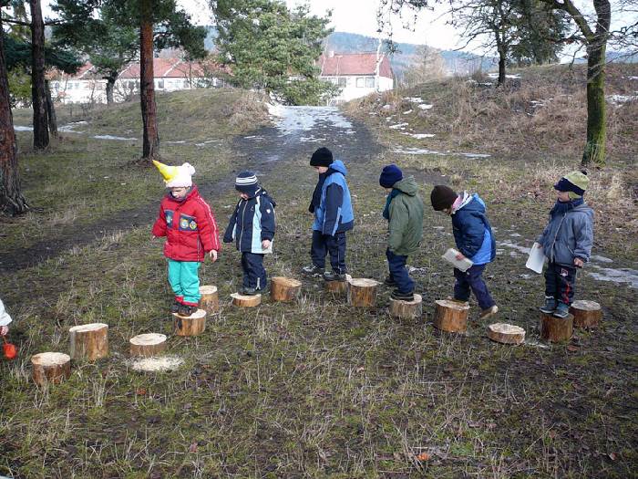 2009 – Lesní pedagogika – opékání buřtů u lesní správy a Lesní stopou